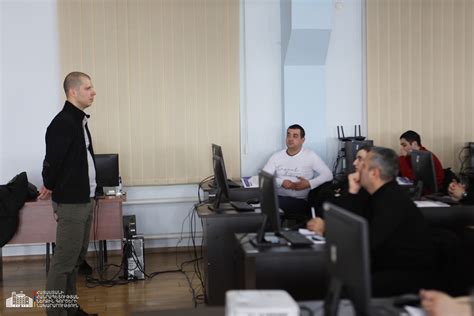 Իջեւանում քրեական ոստիկանները հերթապահում են ընդդիմադիր շտաբների մոտ՝ հույս ունենալով չճանաչվելու